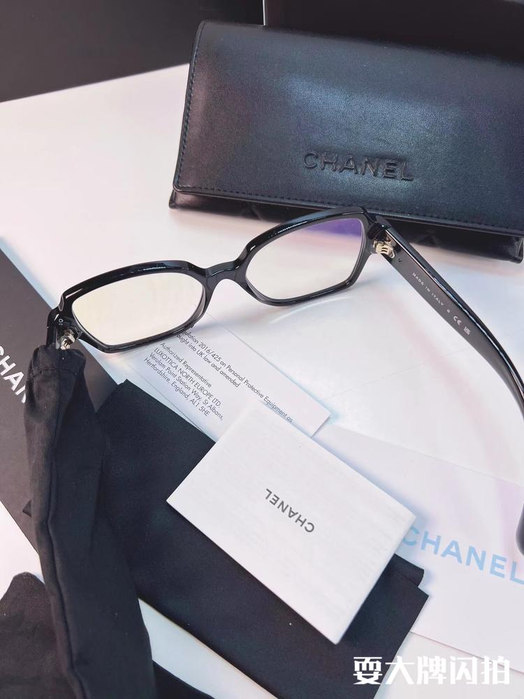 Chanel香奈儿 全新全套双C黑爱心墨镜 Chanel香奈儿全新全套双C黑爱心墨镜，超美精致的款式，显眼的双C，上身佩戴搭配都是大片效果，附件如图全新送礼首选